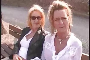 女子高生は彼女のボーイフレンドと彼女の母親と自宅でセックスするのに抵抗しない