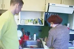 フィールドの真ん中にお尻を持つ女のオマンコの野生のクリームパイ