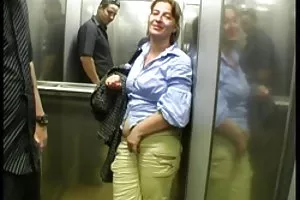 離婚した湯たんぽは、男の子のコックを性交させたい