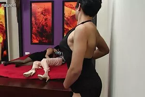 服従する妻は夫に犯される椅子に置かれる