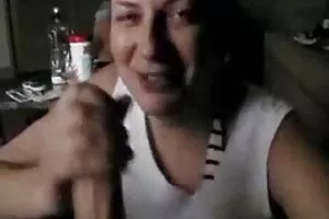 この若い女の子はサイバーでマスターベーションするのが好きです