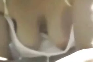 花嫁の売春婦は喫煙しながら雄鶏を吸う