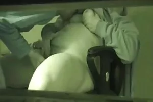 巨大な黒い雄鶏に刺されたデルガドの金髪