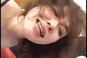 ブロンドは彼女のお尻を犠牲にしてポルノのビデオで犯される