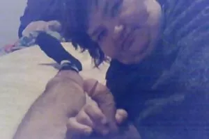 若い女の子の家を訪ねて、彼らを驚かせる