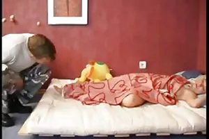 祖父は裸を見ると孫娘を虐待する