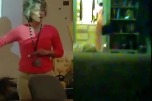 スリットの女の子は栄光の穴でコックを吸う