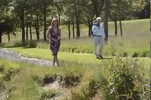 非常に悪質な巨乳な女を見て彼女の袋を犯す