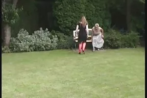 この売春婦は彼女の子供たちと3人組をする