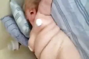 母親が息子を驚かせる