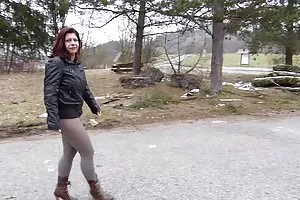 そこで、彼は恋人を犯している妻を発見する