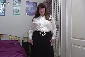 服従する妻は、本物の女神のようにコックとファックを食べる