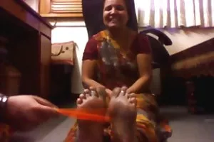 娘のputonは性交するために彼の父に角質を置きます