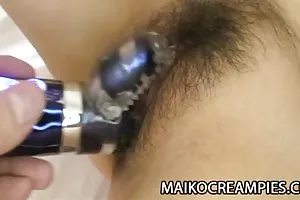 彼らは彼を逮捕し、警察は止まらずに彼のコックを食べる