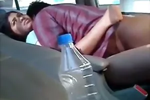 小さな女の子はトランプを失い、自分自身をファックさせなければならない