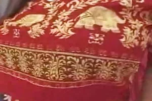 彼の妹は彼にフェラを与え、母親は見える