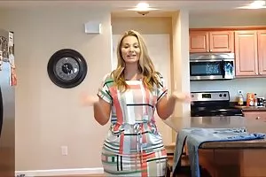 ビーチの海岸で彼のガールフレンドの口ひげの尻を掘る