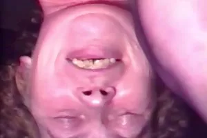 農民は草原を歩く少女とセックスする