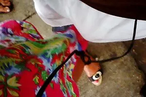 衣装のパーティーに抵抗できずに残酷に尻込み