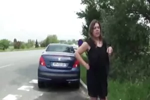 男が遊んでいる間に雄鶏を食べる姉妹