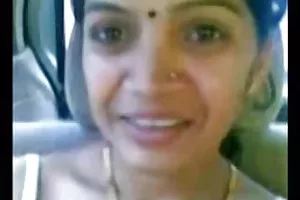 母親は彼女の娘を慰め、父親は彼女を責める