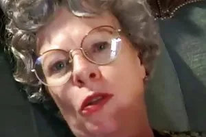 ElNiñoPollaが彼を記録している間に彼の友人を殴る