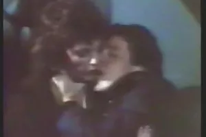 カップルはティーンエイジャーとサッカーをする