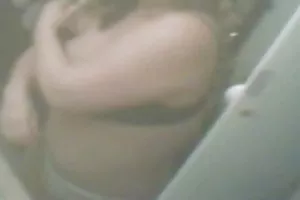 ギャングバンに犯されている間に、ノンストップのセックススワローに中毒なブロンド