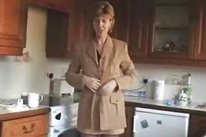 犯人は、刑務所から出るためにガールにおっぱいを吸う