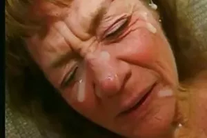 従順な妻が顔の腹を吸っている