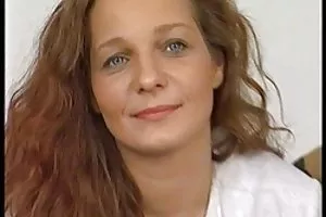 お父さんは弱く、彼は彼の娘と性交する