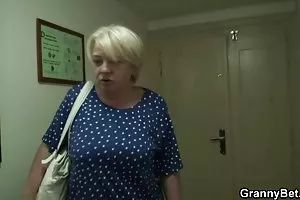 彼女の父親がミルクで詰めるまで犯された娘