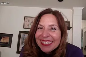 彼女が二人の雄鶏と性交する間、スペインのブルネットは記録されたい