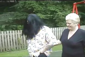 父親は彼の熱い娘にお尻を釘付けにする