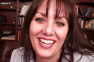 ふわふわのブロンドは、ウェットフェラチオを与える