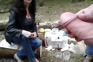 彼は姉を狩り、すべての四人でオナニーして、彼女にファックします