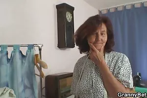 大きなお尻を持つスペイン人は、彼女をハードとハードにしたい