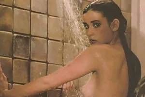 巨乳の熟女は彼女の甥にフェラチオを与える