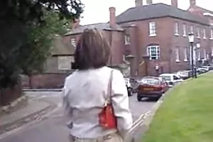 悪質な雌犬がおじいちゃんに釘付けになる