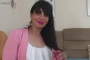 おじいちゃんは彼の孫娘にセックスレッスンを与える