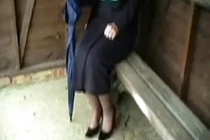 スペインの女子高生はコンピュータ技術者に自分自身を投げつける