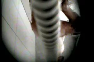 彼は妹にスパイしてオナニーして、彼女にファックする