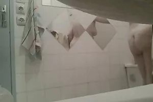 ミアは、お尻の中で彼女の最初の性的体験をしています