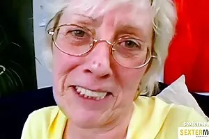 セクシーなブロンドは、卵と雄鶏を吸う彼女の素晴らしい能力を示しています