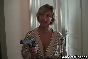 タトゥーがいっぱいのハードコア3人組