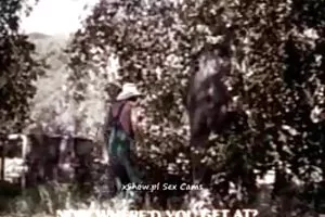 おじいちゃんはバスタブの中で娘を驚かせ、彼女を抱き締める