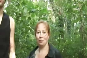 熱いお友達がコックを共有し、ウェブカメラで吸う