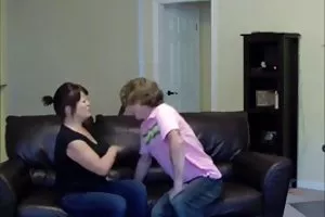 彼女のフェラを彼女に与えるためにあなたの娘の売春斡旋を恐喝しなさい