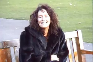 彼女の最初の母親のおっぱいを教える