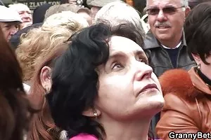 成熟した大きなおっぱいが雄鶏を吸ってしまう